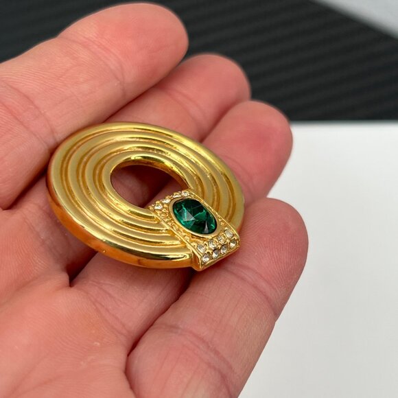 Vintage Gold Tone Circle Brooch With Green & Clear Rhinestones Estate MCM - Picture 2 of 8